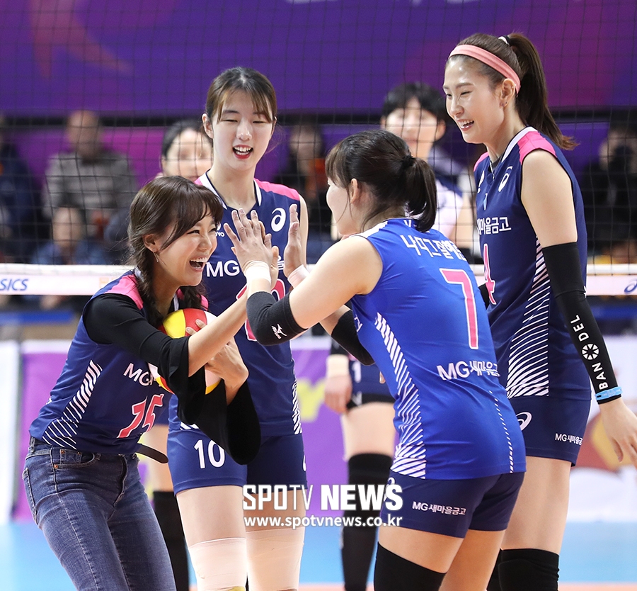 [포토S] 오효주 아나운서, '오늘은 나도 배구선수!'