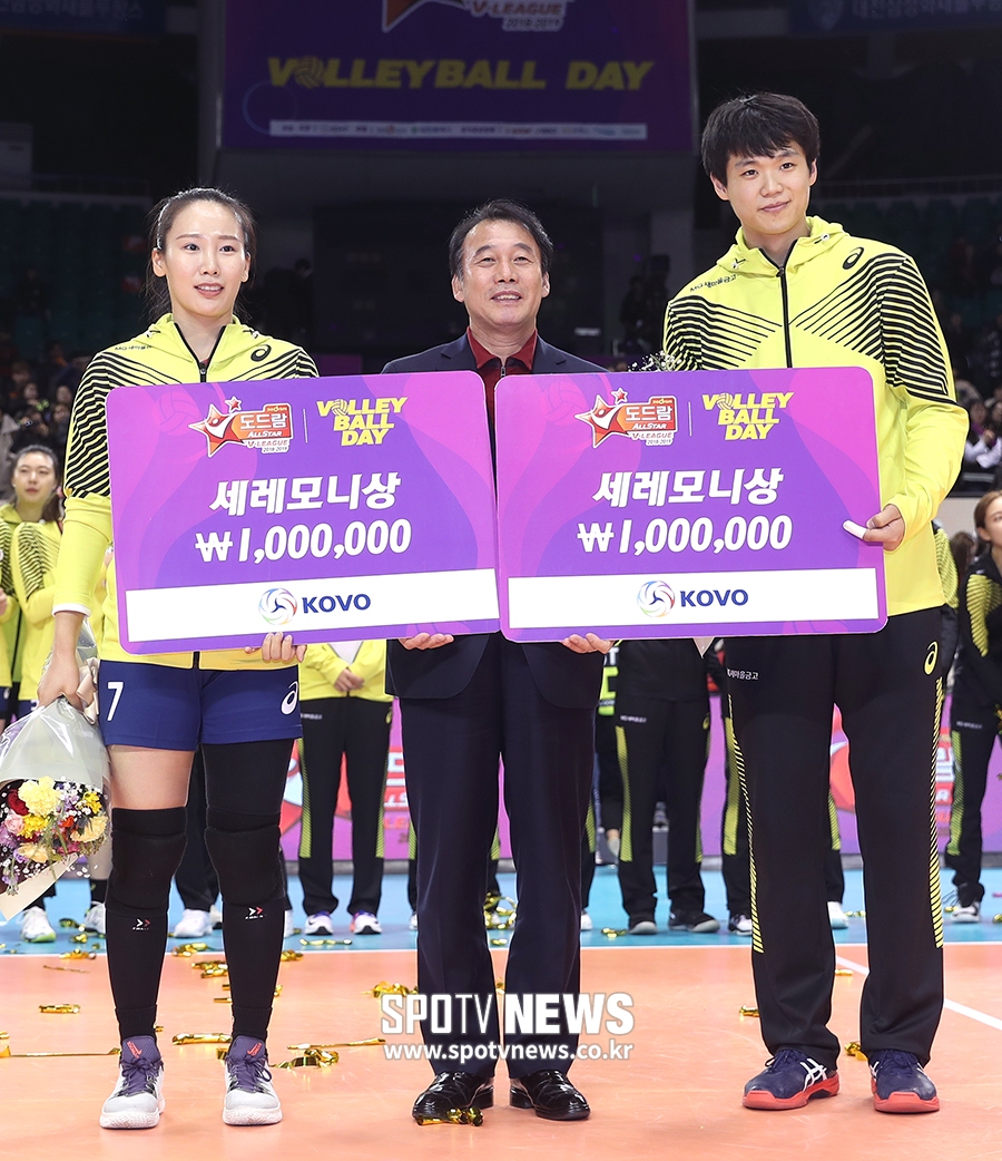 [포토S] 세리머니상 수상한 오지영과 서재덕