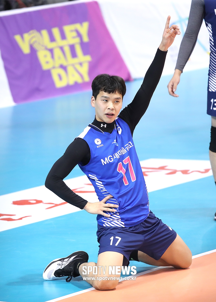 [포토S] 정민수, 코트 위에서 섹시 댄스~