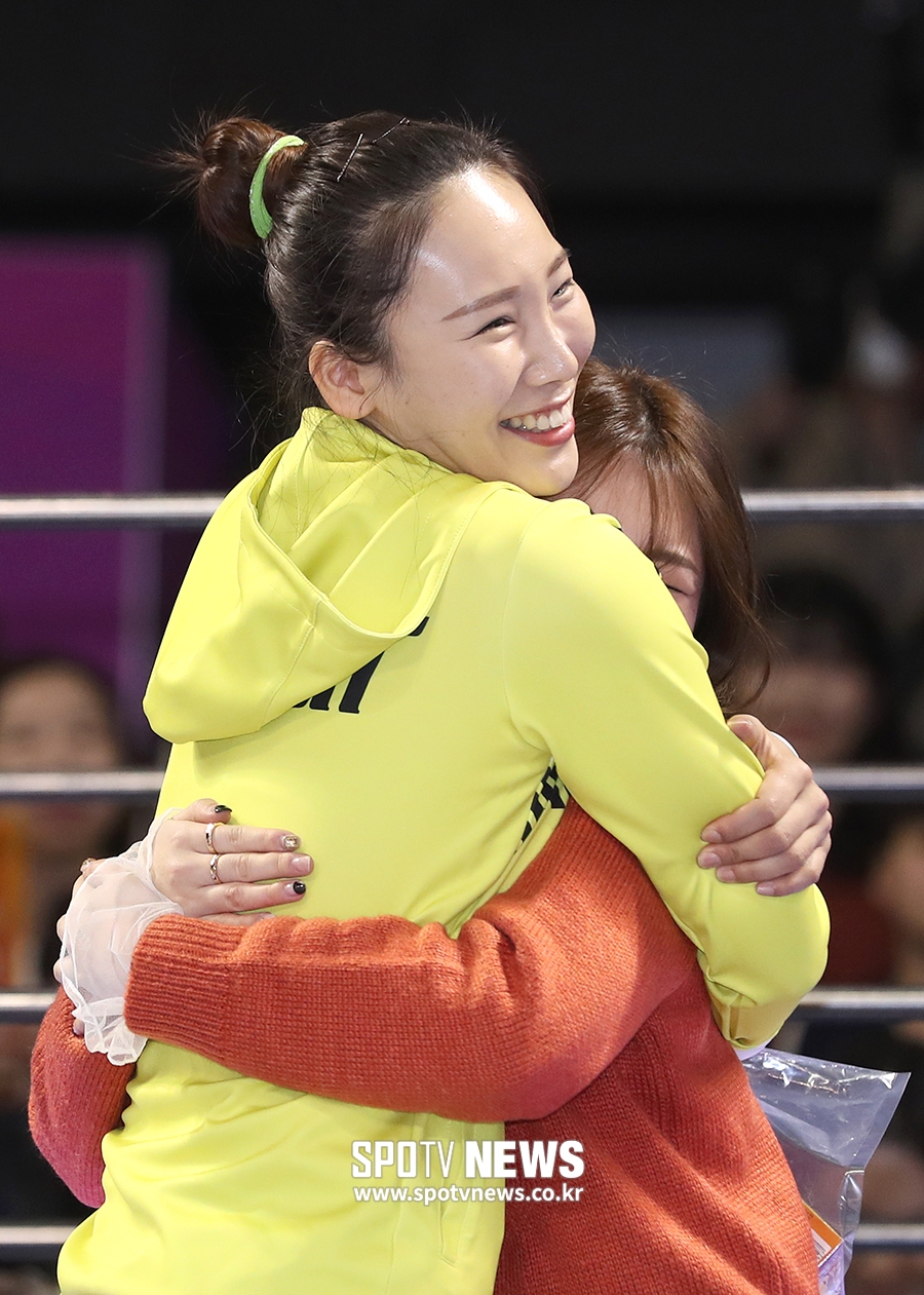 [포토S] 오지영, 팬과 따뜻한 포옹!