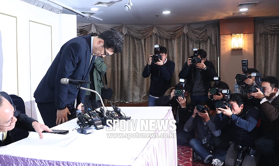 [포토S] 고개 숙인 전명규