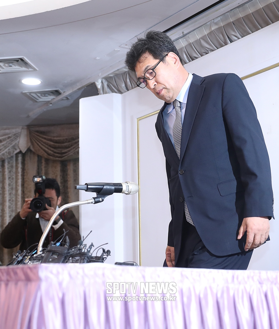 [포토S] 취재진 앞에 선 전명규 교수