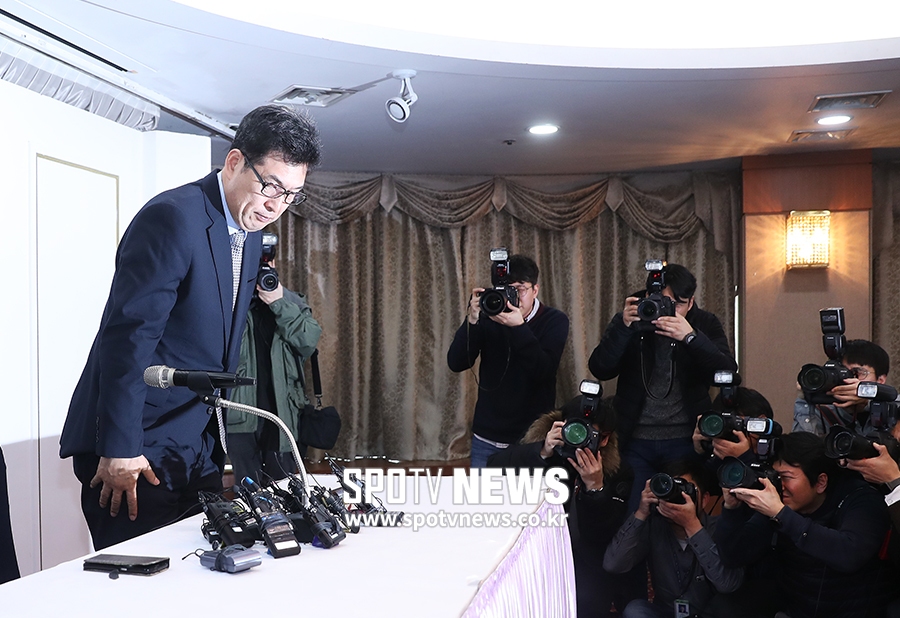 [포토S] 퇴장하는 전명규 교수