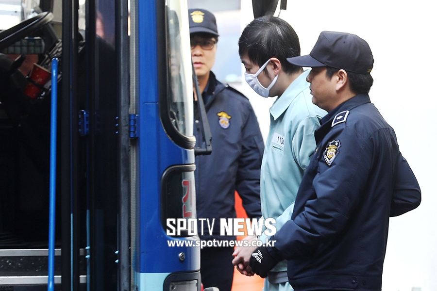[포토S] 호송차 오르는 조재범 전 코치