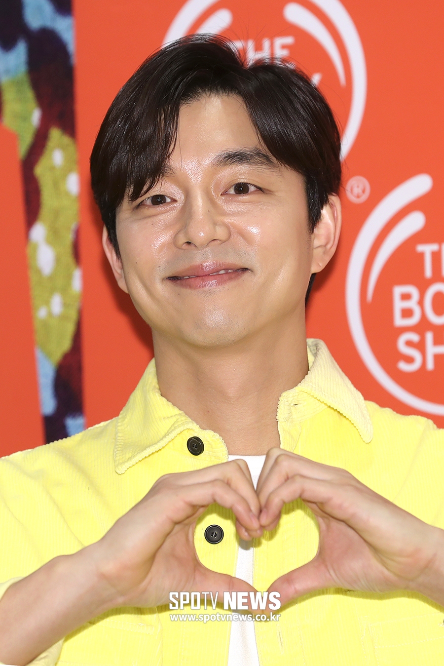 [포토S] 공유, 어색한 하트