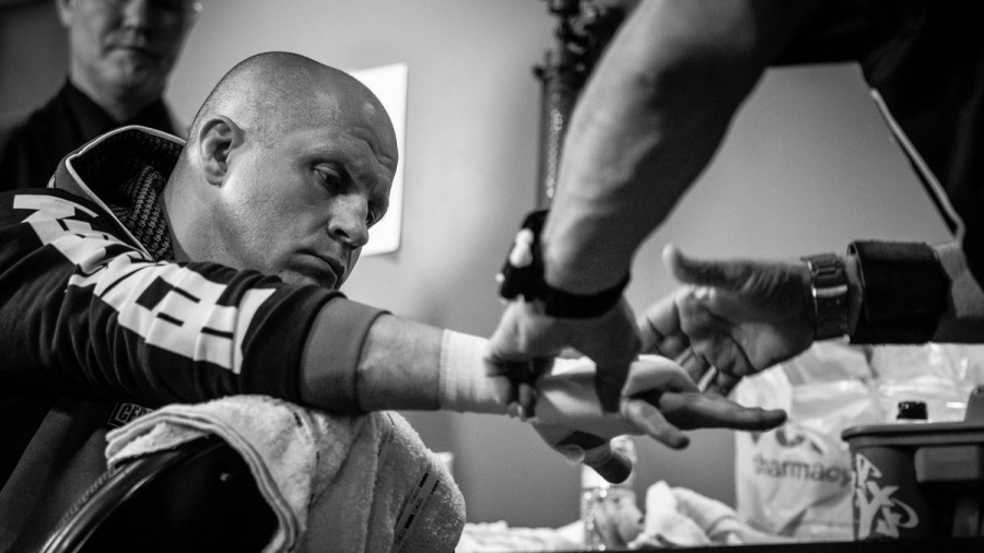 [정오의 UFC] 효도르, 35초 KO패 후 "모든 건 신의 뜻대로"