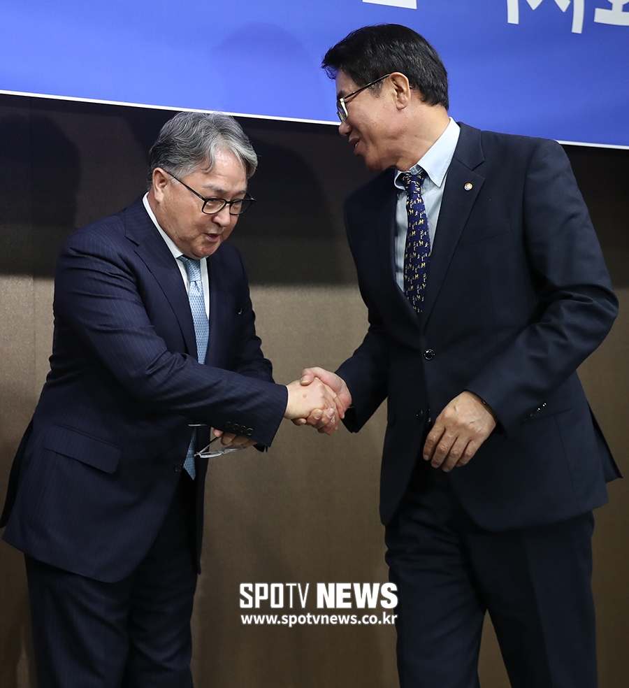 [포토S] 김시진 기술위원장과 악수하는 김경문 감독