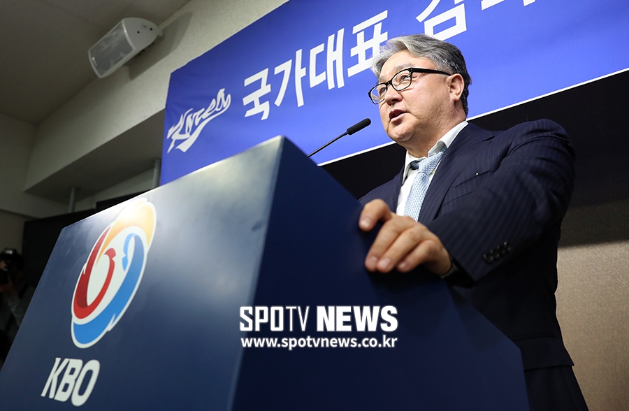 [포토S] 선임 기자회견에 나선 김경문 감독