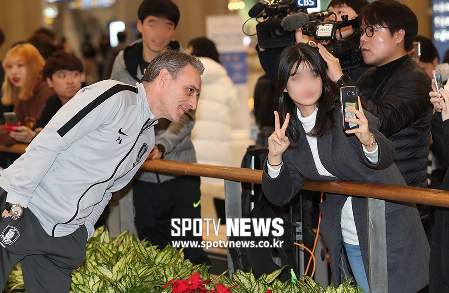 [포토S] 팬들과 사진 찍는 벤투 감독