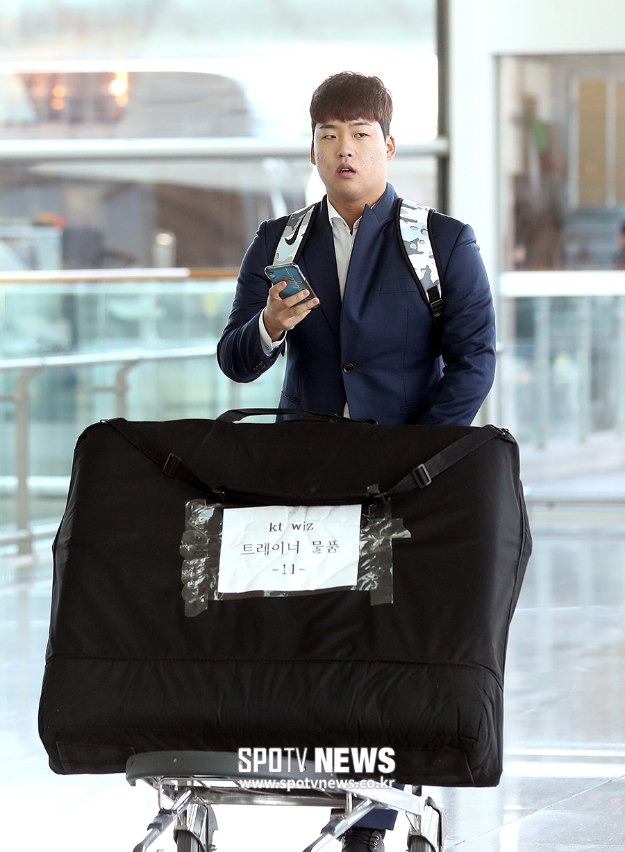 [포토S] 강백호, 귀엽게 백팩 메고 출국!