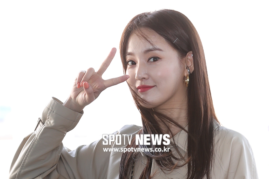 [포토S] 이주연, 출국길에 브이~