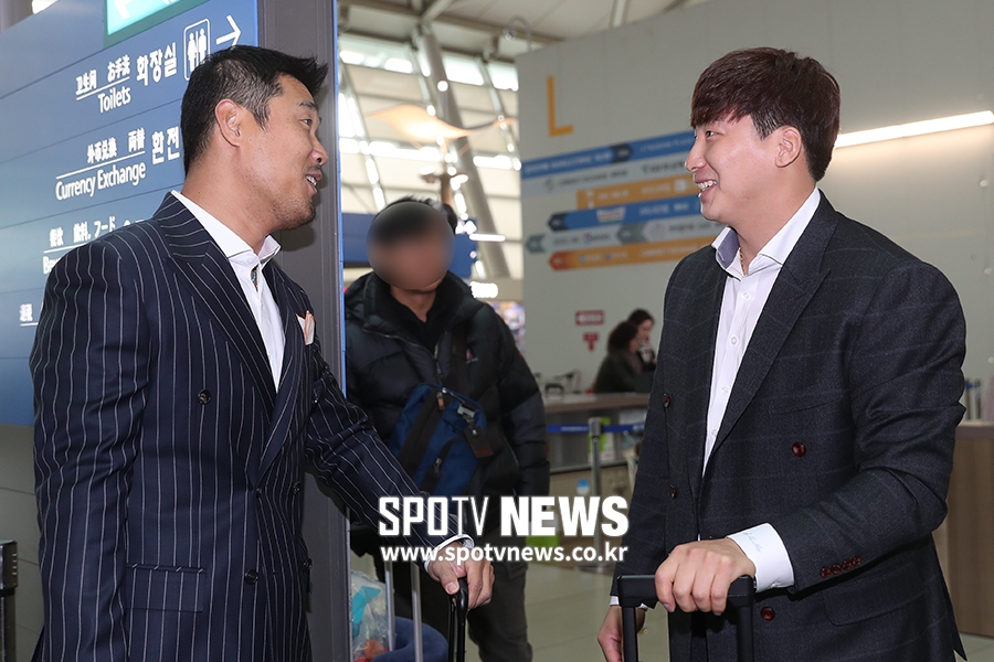 [포토S] 이호준 코치-나성범, 출국 전 즐거운 대화!