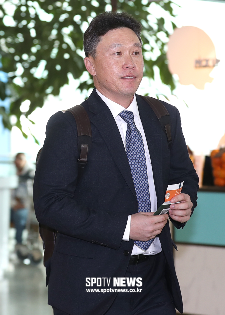 [포토S] 전지훈련 출국하는 NC 신임 이동욱 감독