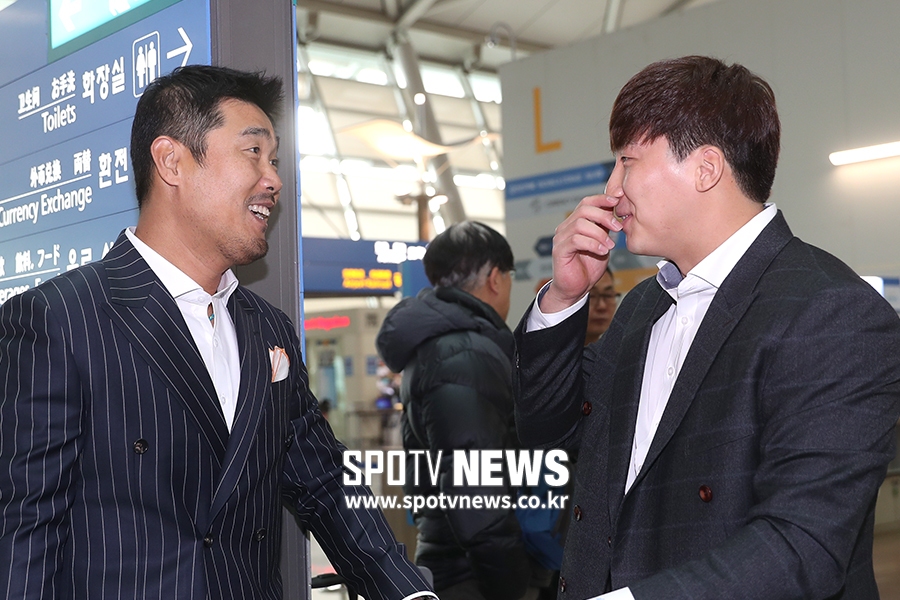 [포토S] 이호준 코치, '성범이 인기가 좋네~'