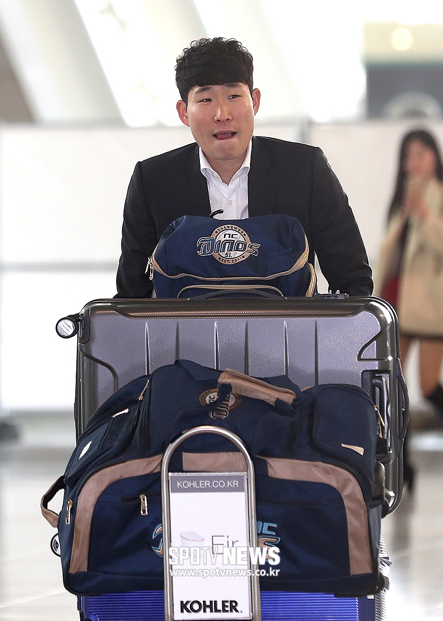 [포토S] 이재학, 플래시 세례가 쑥스러운 딸기