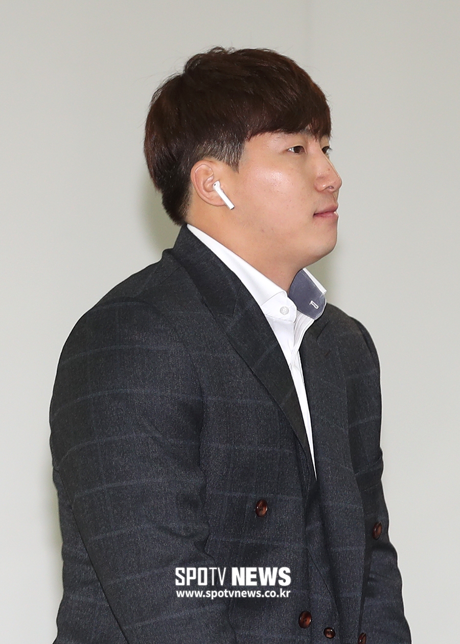 [포토S] 나성범, 출국길 에어팟과 함께