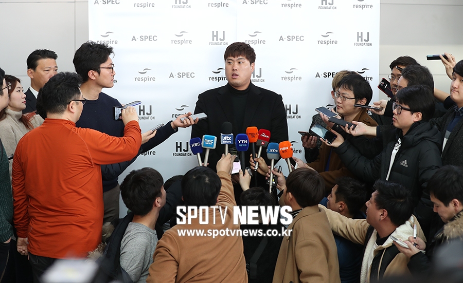 [포토S] 많은 취재진에 둘러싸인 류현진
