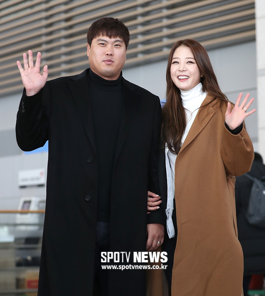 [포토S] 류현진-배지현, 다정하게 팔짱 끼고