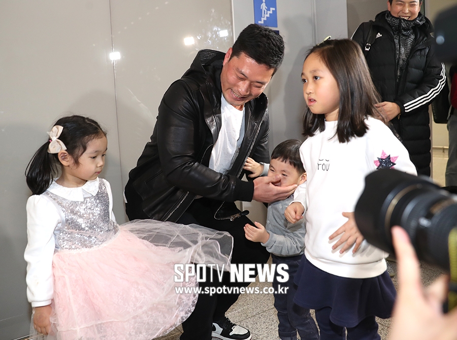 [포토S] 오승환, 조카들이 귀여워 어쩔 줄 모르는 돌부처