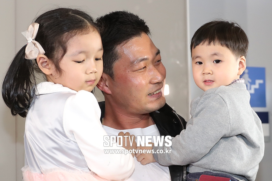 [포토S] 오승환, 조카들 안고 무장해제 미소!