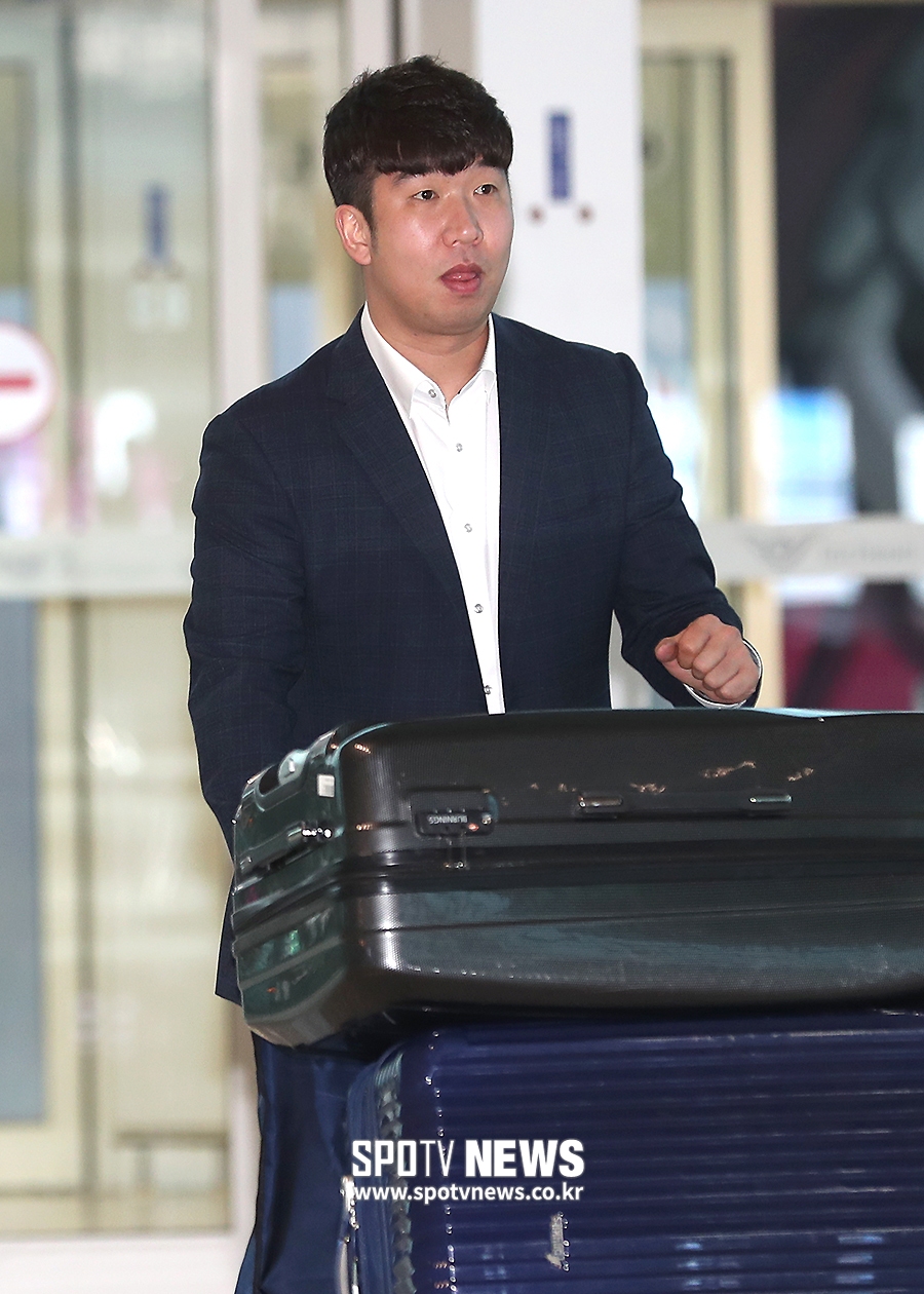 [포토S] 신재영, 많은 취재진에 깜짝!