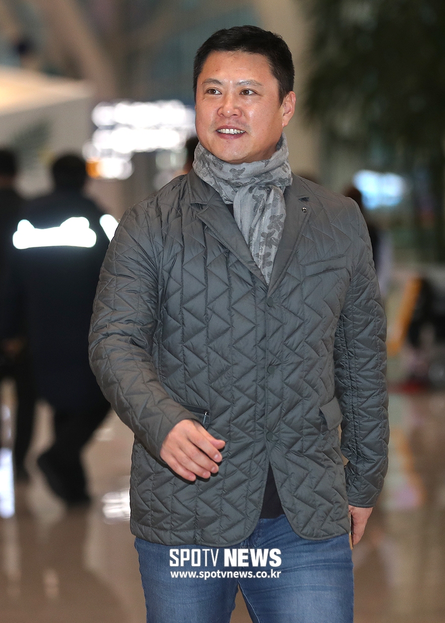 [포토S] 송신영 코치, 애리조나로 전훈 출국