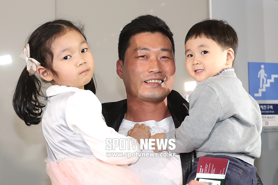 [포토S] 오승환, 사랑스러운 조카들을 안고!