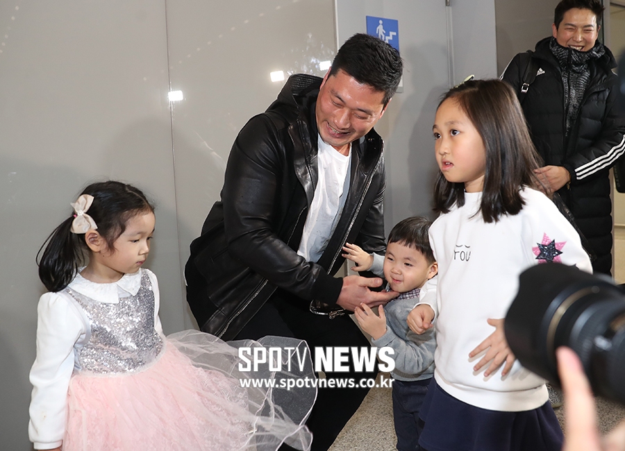 [포토S] 오승환, 귀여운 조카들과 작별 인사