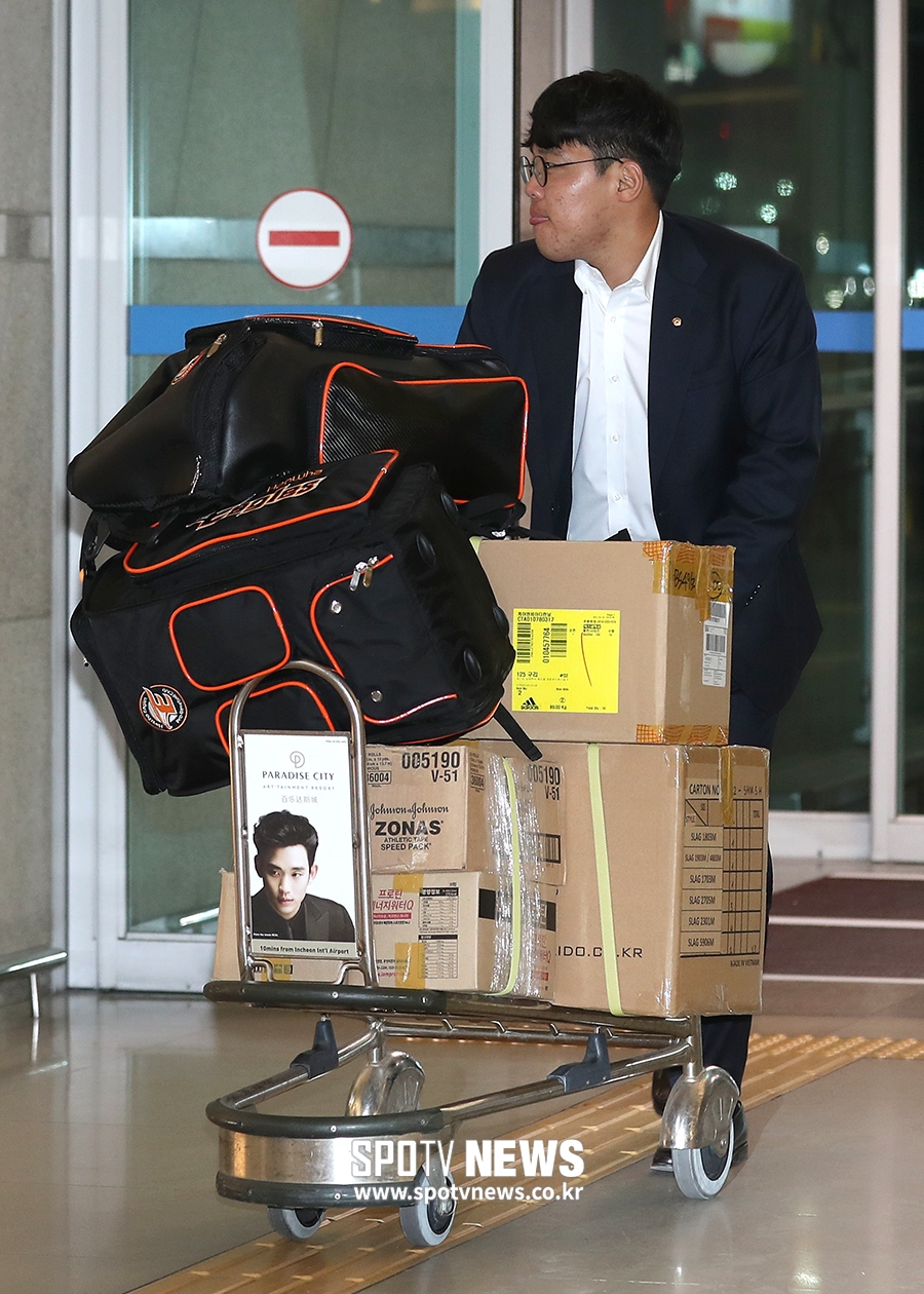 [포토S] 지성준, 많은 취재진에 혀 빼꼼!