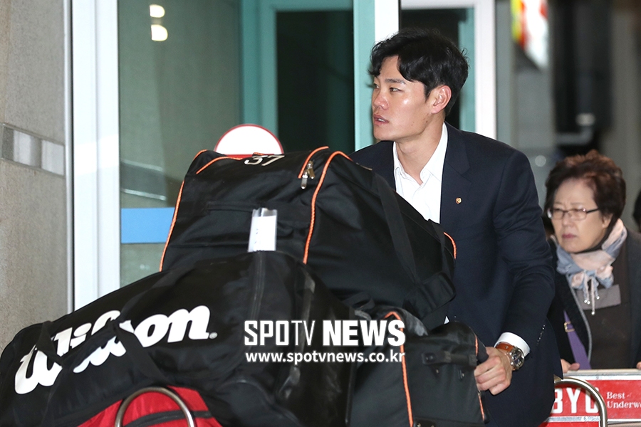 [포토S] 강경학, 공항에서 '삐까뻔쩍'