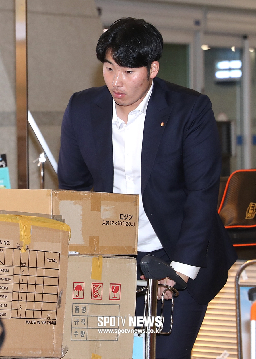 [포토S] 김민우, 잠이 덜 깬 표정