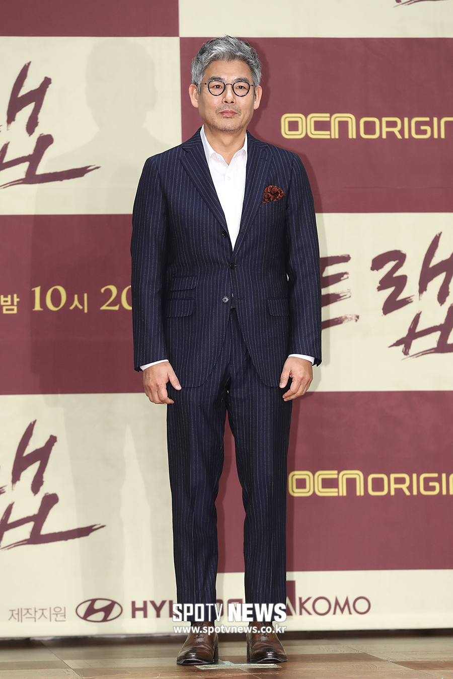 [포토S] 성동일, 세련된 스트라이프 슈트