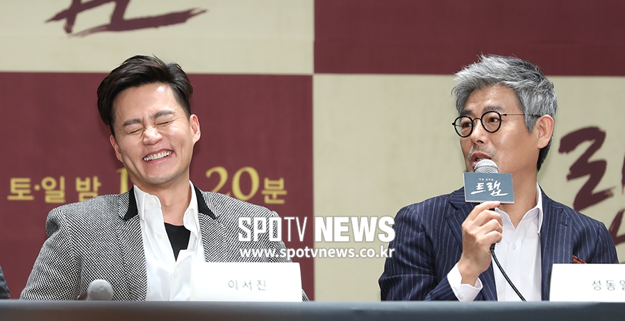 [포토S] 이서진, '성동일의 칭찬에 부끄러워~'