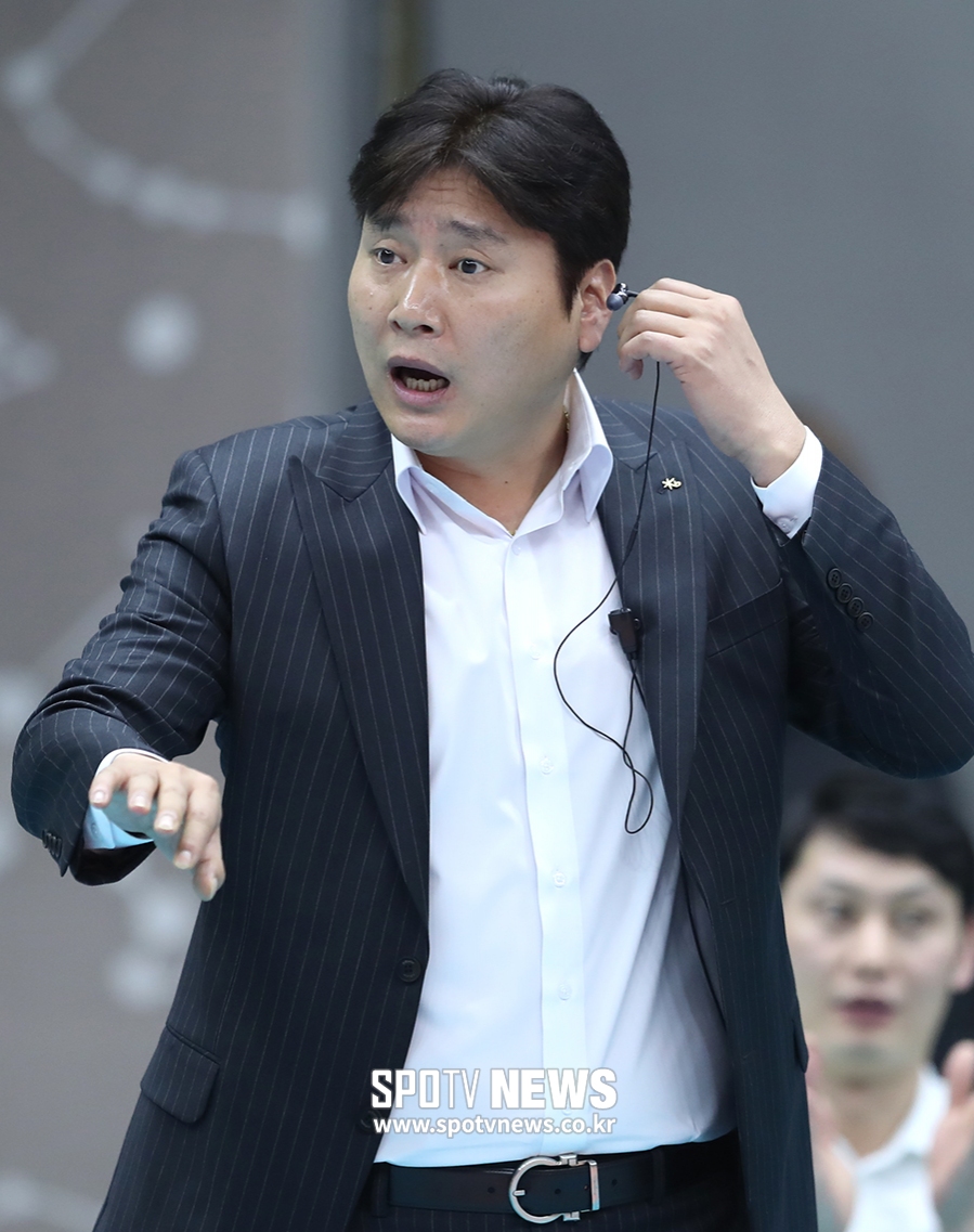 [포토S] 작전 지시하는 권순찬 감독