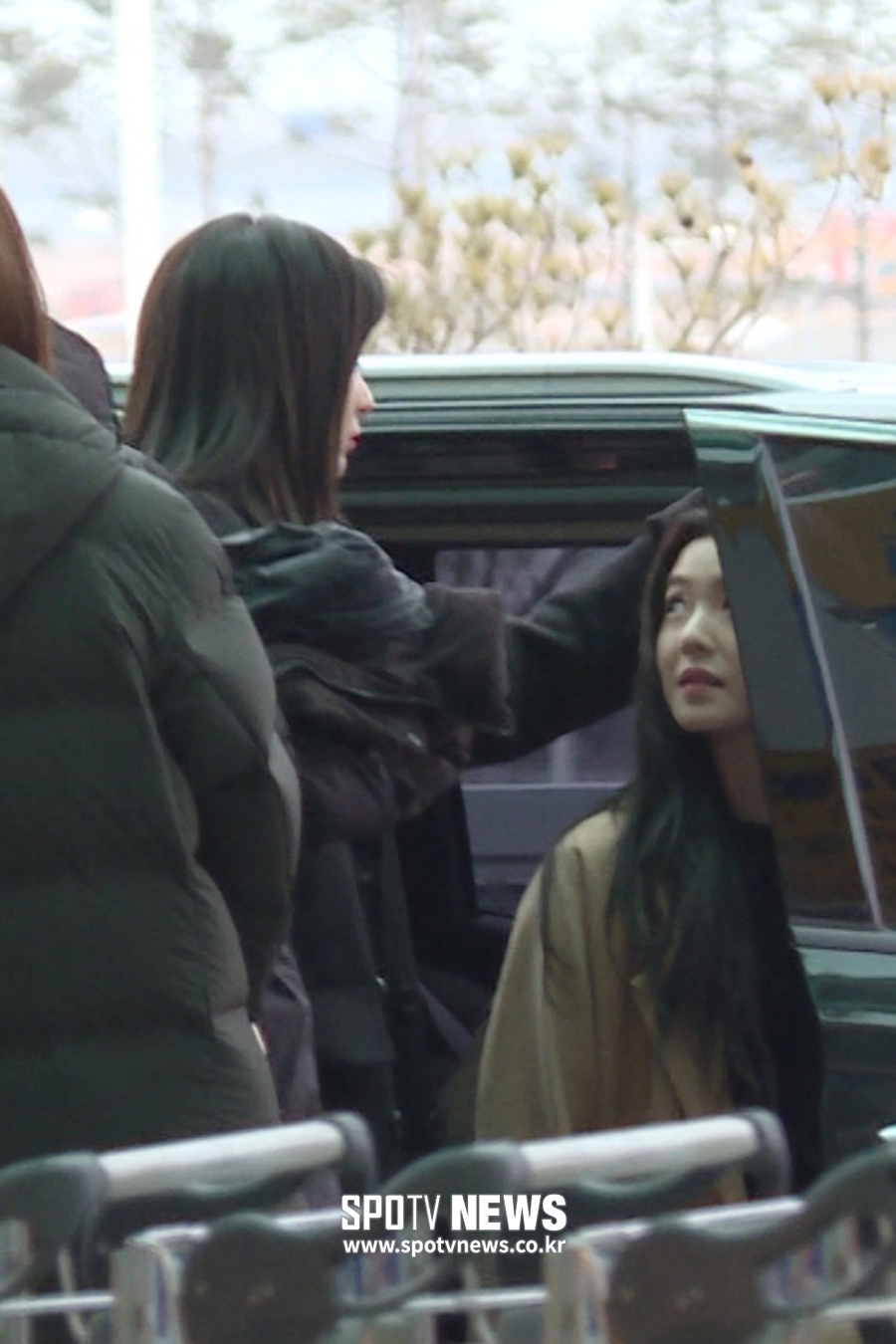 레드벨벳(Red Velvet) 출국, '아이린 쓰담쓰담' [공항패션]