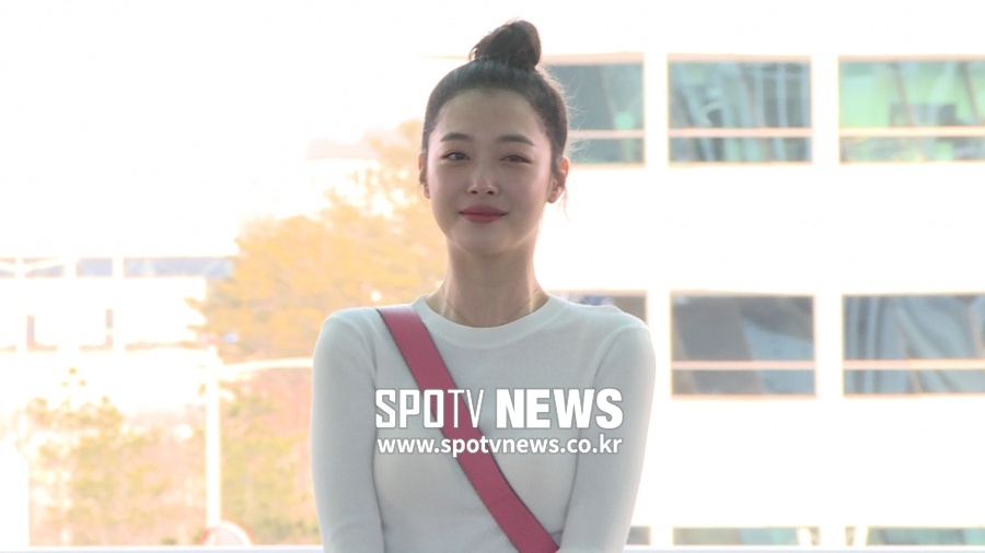 설리, 저 화보 찍으러 일본가요~ [공항패션]