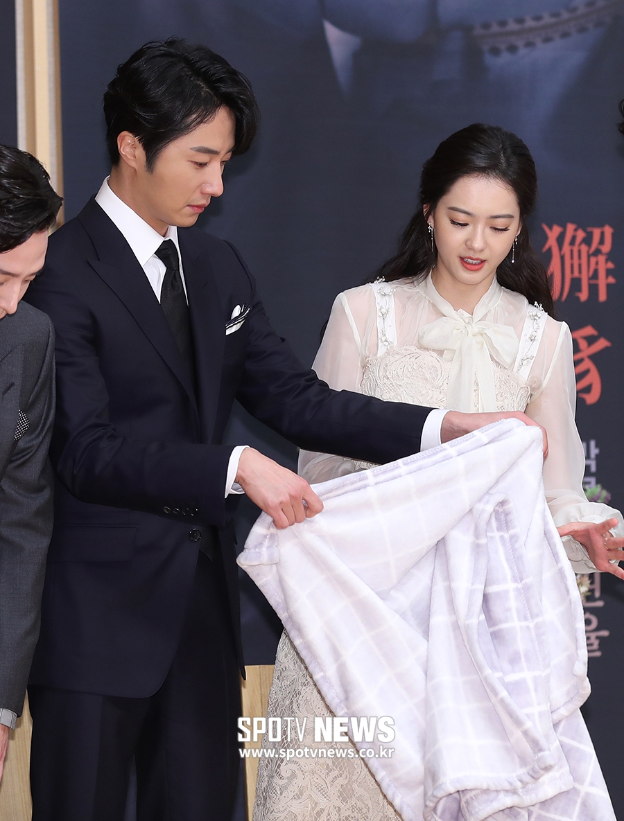 [포토S] 고아라 담요 챙겨주는 정일우
