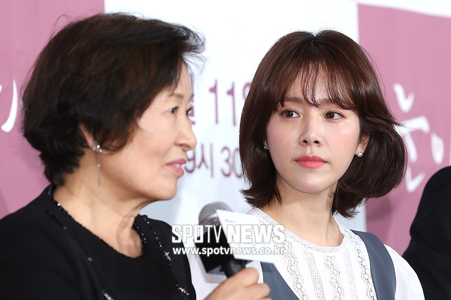 [포토S] 한지민, 김혜자 선생님 말씀 경청!