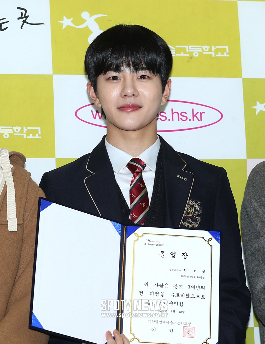 [포토S] 골든차일드 보민, 빛나는 졸업장을 들고!