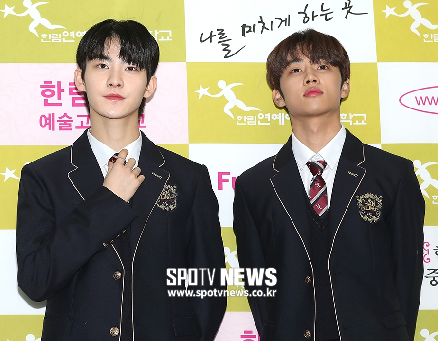 [포토S] 더보이즈 활-선우, '오늘 졸업해요~'