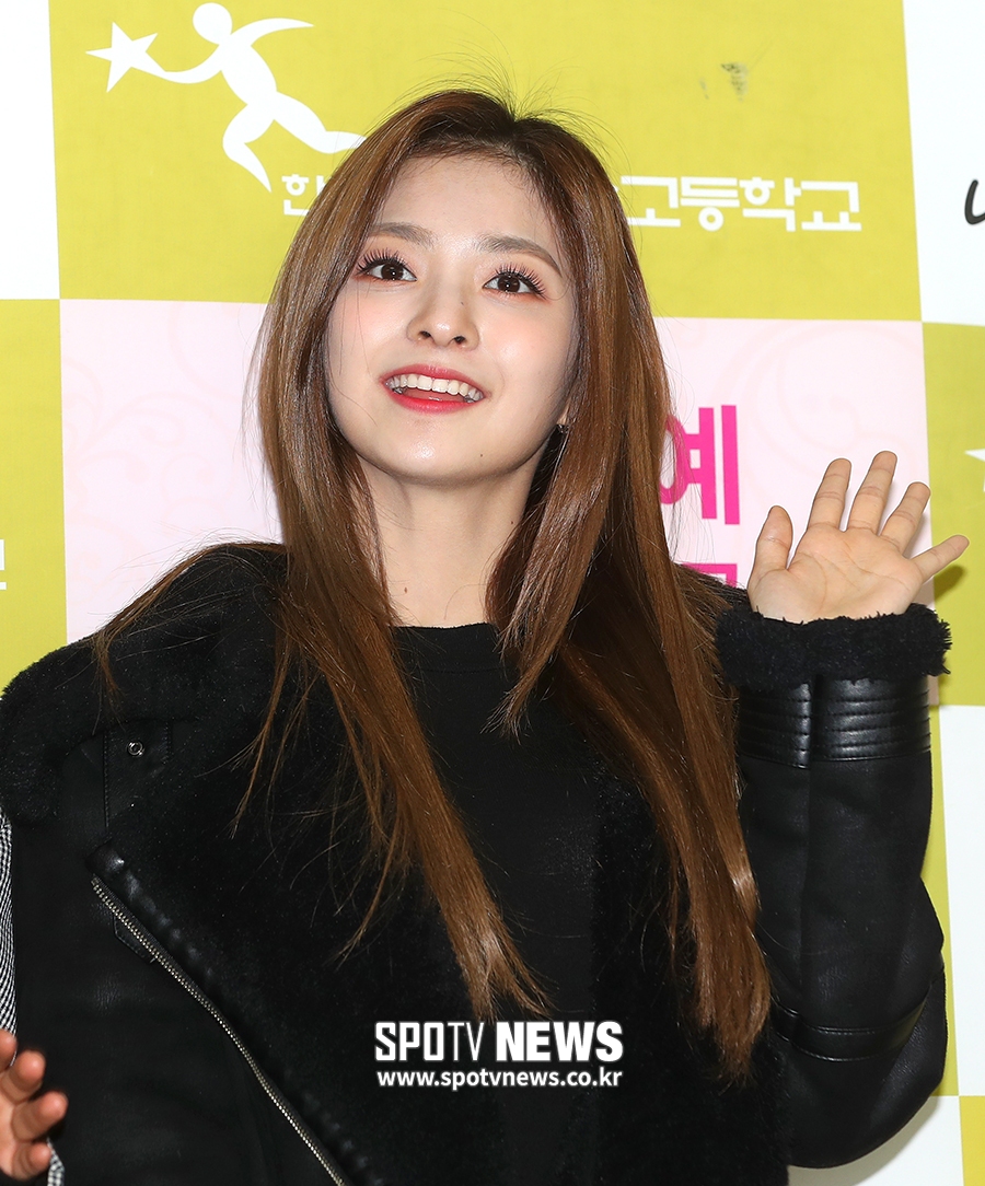 [포토S] 프로미스나인 이나경, '채영이 졸업 축하해주러 왔어요~'