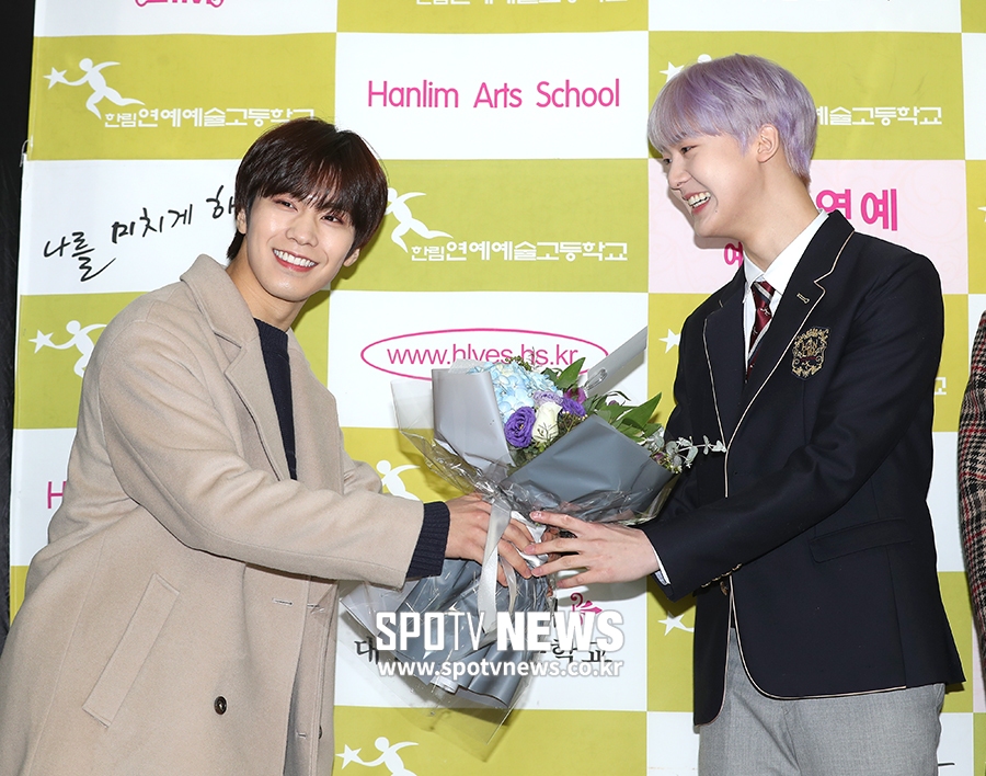 [포토S] 아스트로 라키, 산하 졸업 축하 인증!