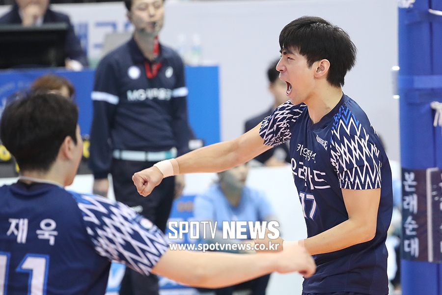 [포토S] 김시훈, 블로킹 성공에 주먹 불끈