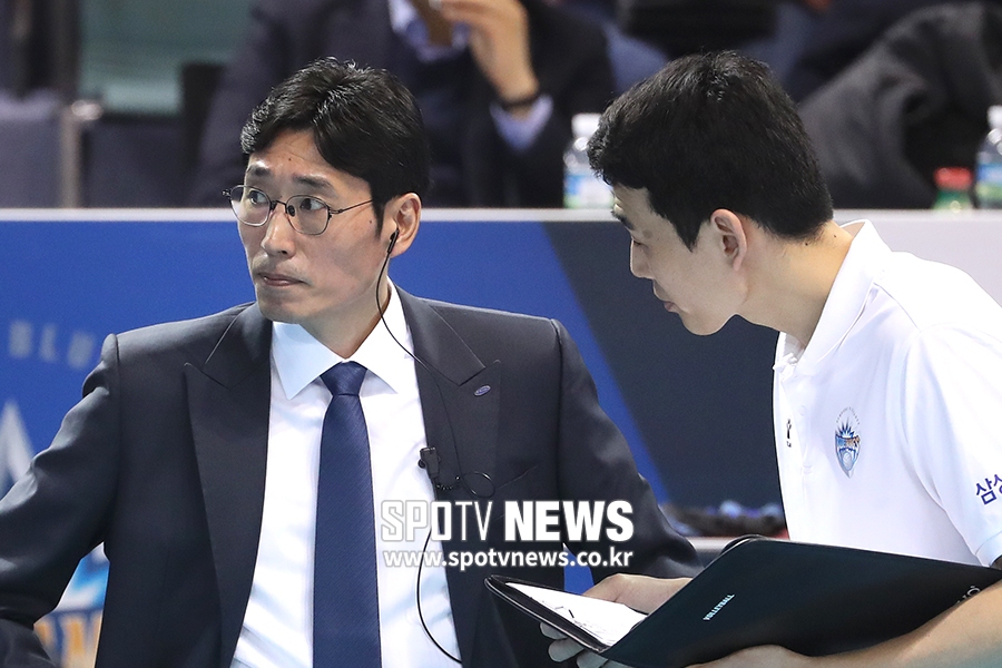 [포토S] 신진식 감독, '잘 안풀리는 경기에…'