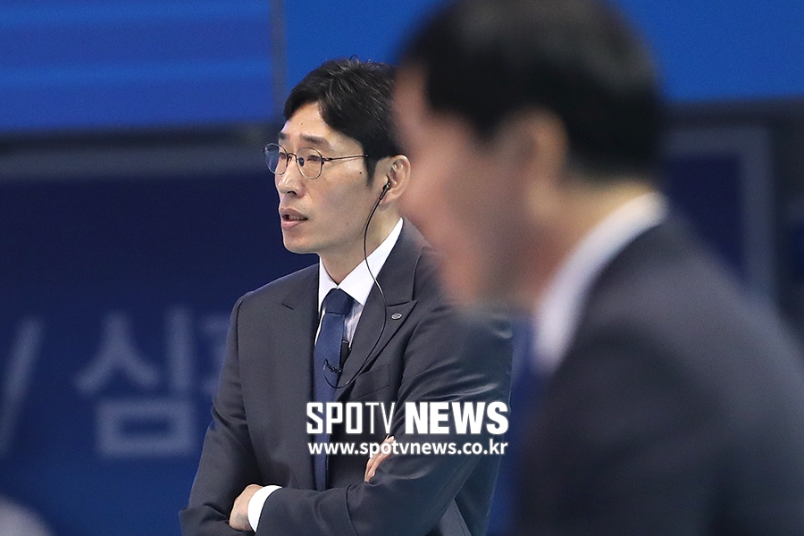 [포토S] 경기 지켜보는 신진식 감독