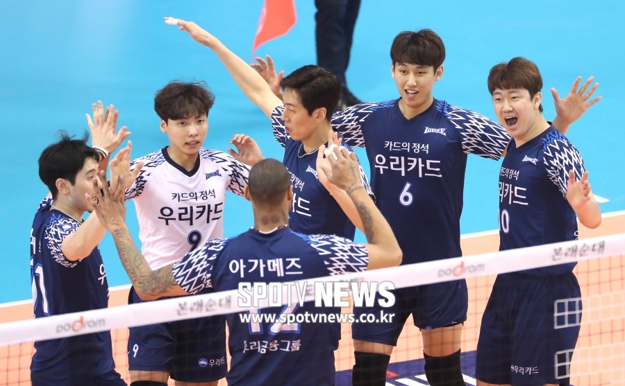 우리카드, 삼성화재 꺾고 '단독 1위' 등극