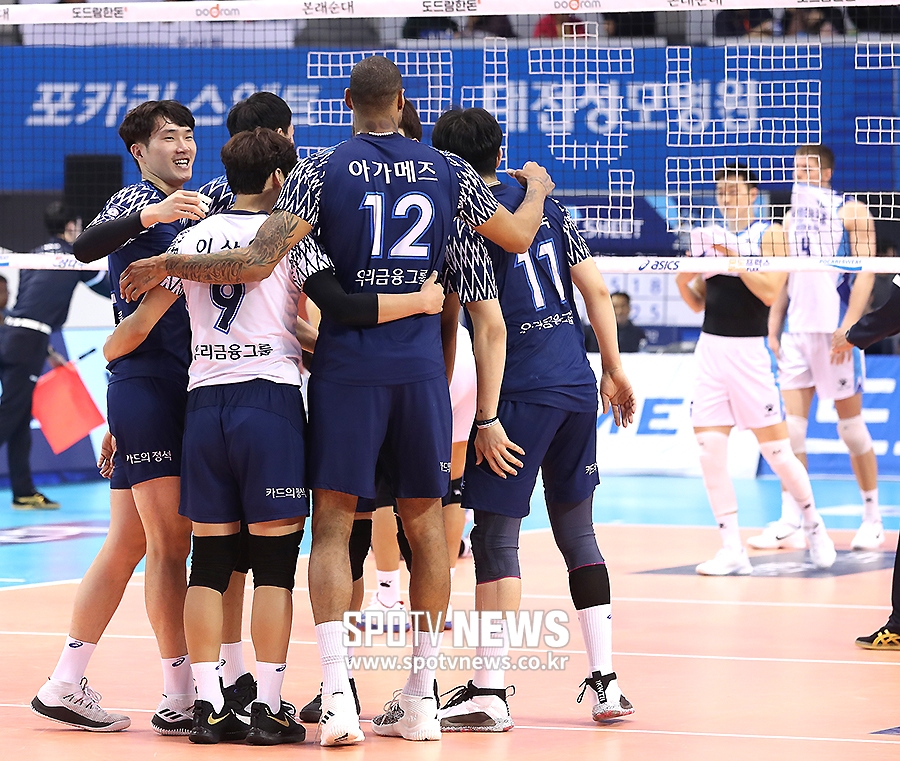 [포토S] 우리카드, 삼성화재 꺾고 1위 비상