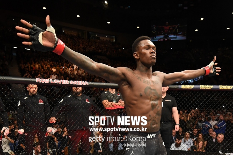 [정오의 UFC] 아데산야 "휘태커 타이틀 박탈해야…가스텔럼과 챔프 결정전"
