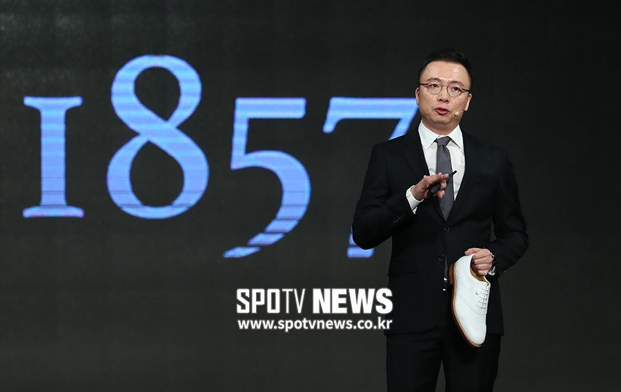 [포토S]  2019 FJ 골프화 설명하는 홍정완 전무