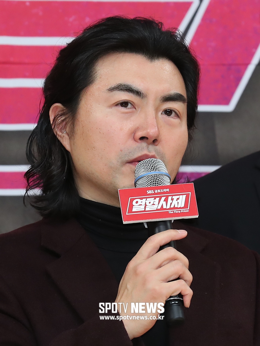 [포토S] 인사하는 이명우 감독
